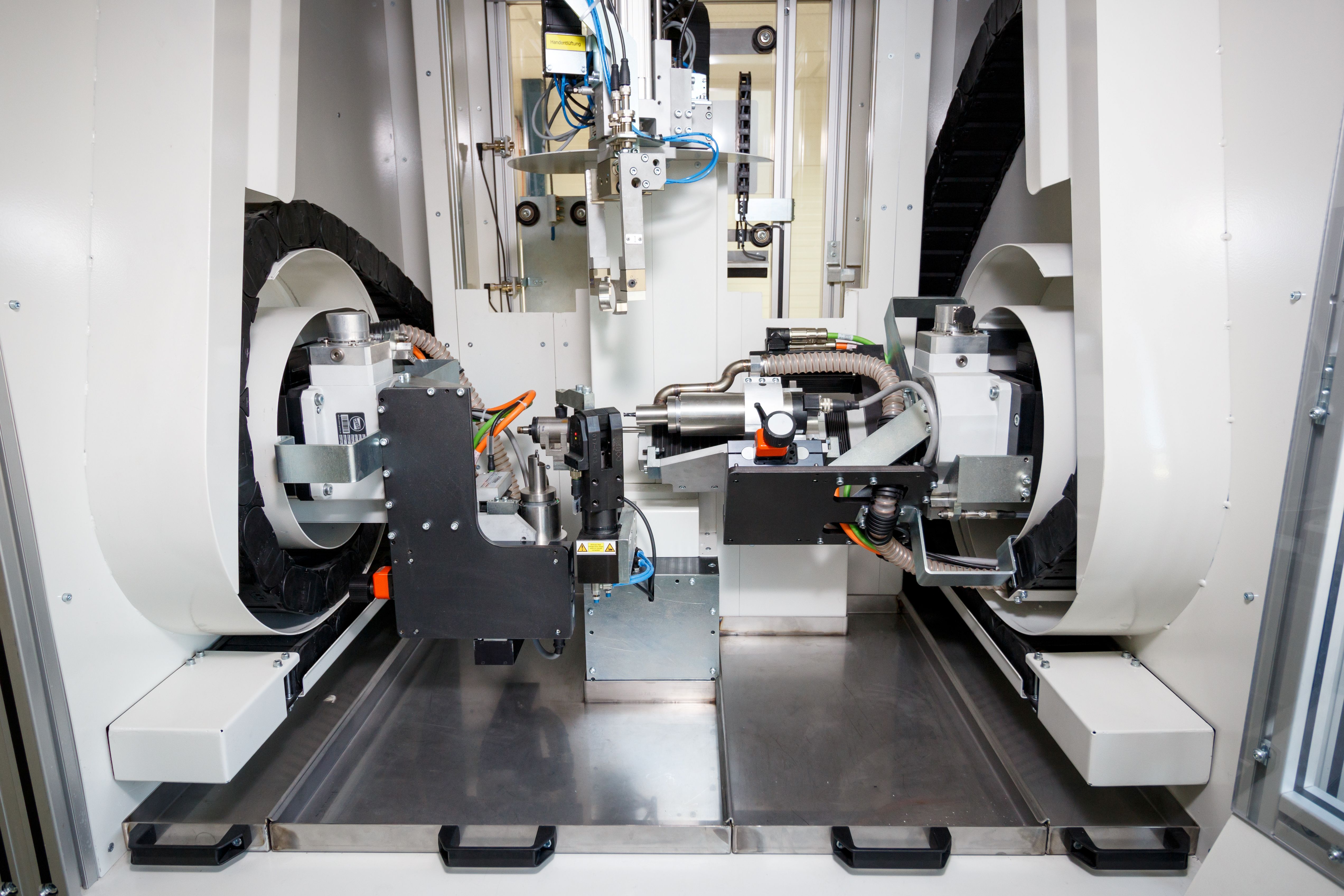 Auswuchtautomat mit Handling-System,<br />
Automatisierter Unwuchtausgleich in 2 Ebenen durch radiales und axiales Bohren Auswuchtautomat mit Handling-System,<br />
Automatisierter Unwuchtausgleich in 2 Ebenen durch radiales und axiales Bohren